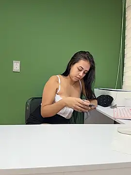 Snapshot of iiris_ chatting on October 27, 2025, 2:29 pm iiris  online show from October 27, 2025, 2:29 pm