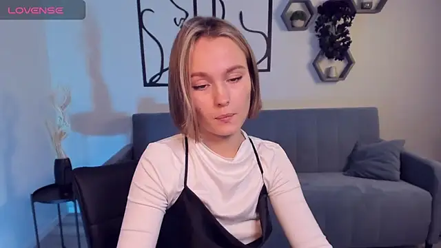 BritnieCute online show from December 3, 2024, 6:43 am