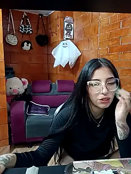 Snapshot of Raven__purple chatting on March 9, 2025, 5:44 am Raven  purple online show from March 9, 2025, 5:44 am