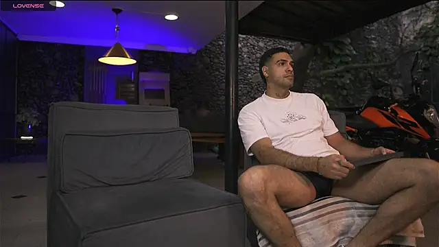 LeoSalvatore  online show from November 8, 2025, 9:18 pm