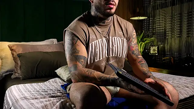 Snapshot of LeoSalvatore_ chatting on March 9, 2025, 1:25 am LeoSalvatore online show from March 9, 2025, 1:25 am
