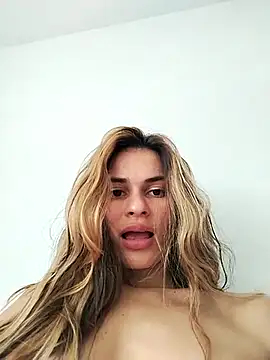 Snapshot of cuteluci_ chatting on February 17, 2025, 5:55 pm cuteluci online show from February 17, 2025, 5:55 pm