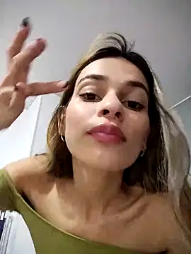 Snapshot of cuteluci_ chatting on March 7, 2025, 10:46 am cuteluci online show from March 7, 2025, 10:46 am