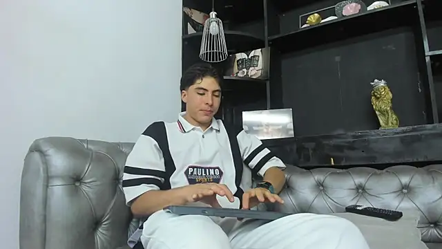 Snapshot of HeellBoy_ chatting on October 7, 2025, 8:43 pm HeellBoy online show from October 7, 2025, 8:43 pm
