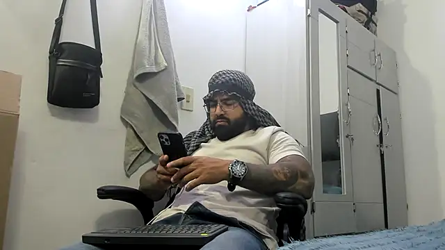 Snapshot of Lyon_vach chatting on January 23, 2025, 10:33 pm Lyon vach online show from January 23, 2025, 10:33 pm
