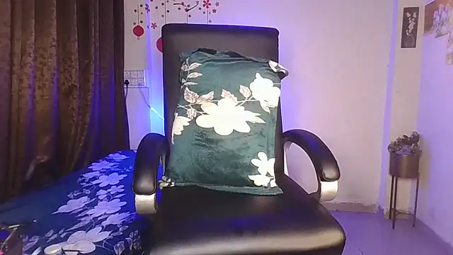 Black-Pearll online show from May 10, 2026, 5:44 am
