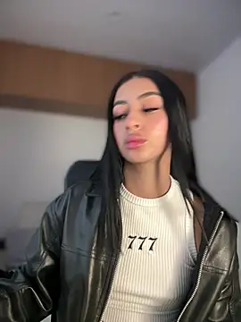 maddy bronw  online show from February 25, 2025, 10:53 pm