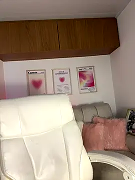 maddy bronw  online show from November 28, 2025, 9:15 pm