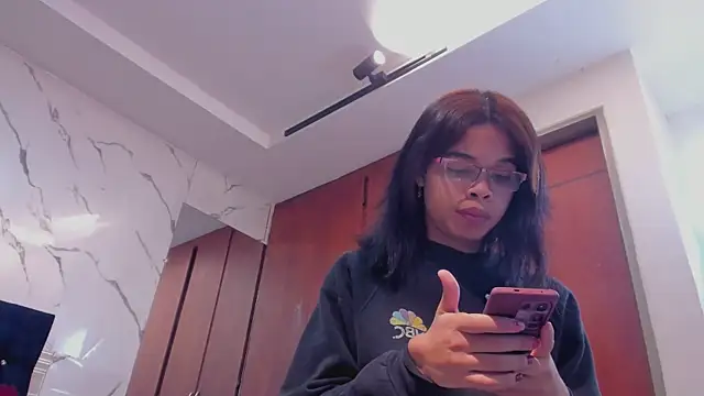 evelyn wine online show from October 13, 2025, 7:04 pm