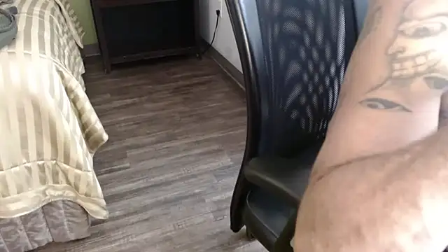 overaveragefreak4you online show from November 15, 2025, 4:33 pm