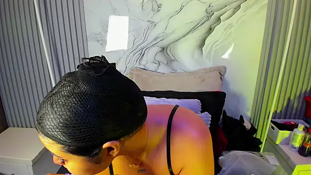venusowen  online show from April 23, 2026, 1:57 pm
