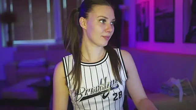 StephanieNeeson online show from October 8, 2025, 4:58 am