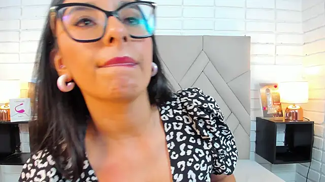 Snapshot of Isis_Osman chatting on March 15, 2025, 11:39 pm Isis Osman online show from March 15, 2025, 11:39 pm