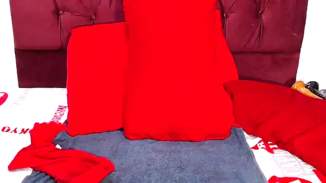 Snapshot of Honeybumsx32 chatting on January 5, 2026, 6:44 pm Honeybumsx32 online show from January 5, 2026, 6:44 pm