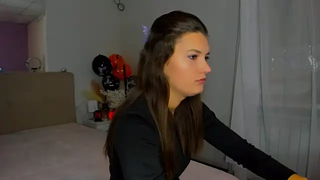 Laura Leee online show from November 2, 2025, 6:07 am