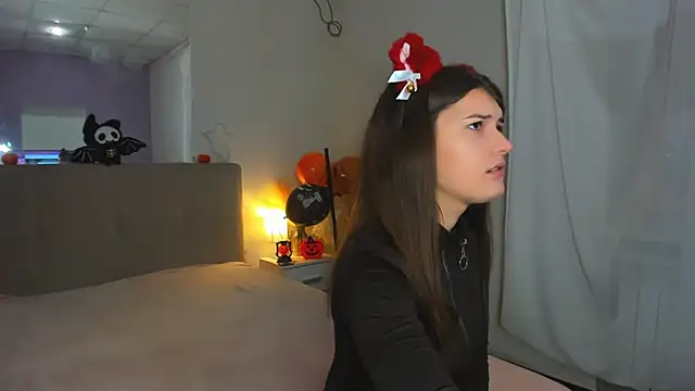 Laura Leee online show from October 28, 2025, 6:23 am