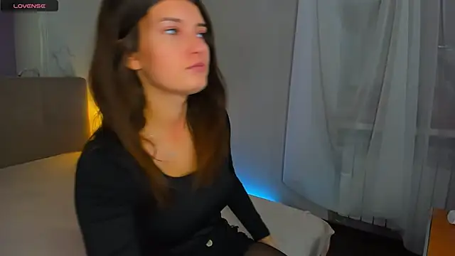 Laura Leee online show from October 27, 2025, 6:14 am