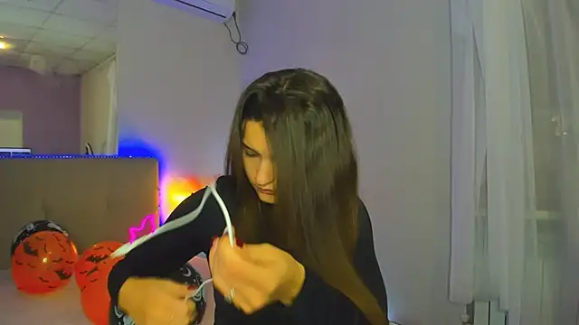 Laura Leee online show from October 23, 2025, 5:28 am