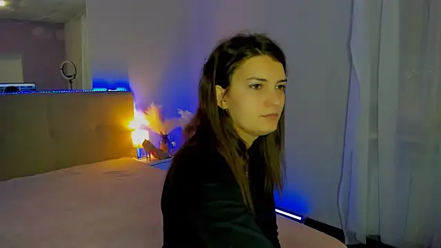 Laura Leee online show from November 25, 2025, 6:03 am