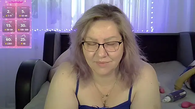 Snapshot of AngelinaGlam chatting on October 12, 2025, 11:00 am AngelinaGlam online show from October 12, 2025, 11:00 am