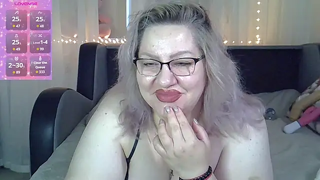 Snapshot of AngelinaGlam chatting on October 13, 2025, 12:51 pm AngelinaGlam online show from October 13, 2025, 12:51 pm