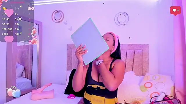 Snapshot of LaurinMonroe chatting on February 10, 2025, 7:28 pm LaurinMonroe online show from February 10, 2025, 7:28 pm