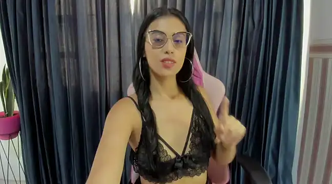 Snapshot of PaolaMendez_ chatting on February 18, 2025, 11:55 am PaolaMendez online show from February 18, 2025, 11:55 am