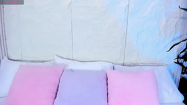 AvyMilton online show from November 10, 2025, 11:48 am