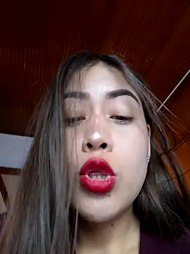 Snapshot of Maralains chatting on May 5, 2026, 5:43 am Maralains online show from May 5, 2026, 5:43 am