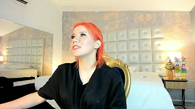 MelaniieRoux online show from June 1, 2026, 7:57 pm
