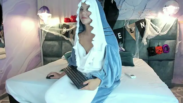 MelaniieRoux online show from October 28, 2025, 7:35 pm