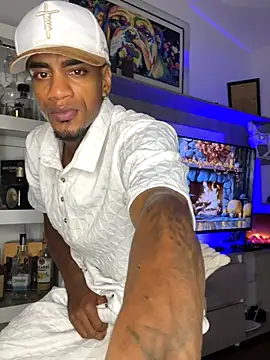 AaronCruz  online show from October 23, 2025, 2:10 am