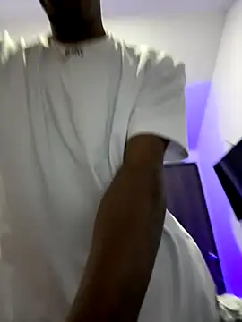 AaronCruz  online show from October 18, 2025, 9:11 am