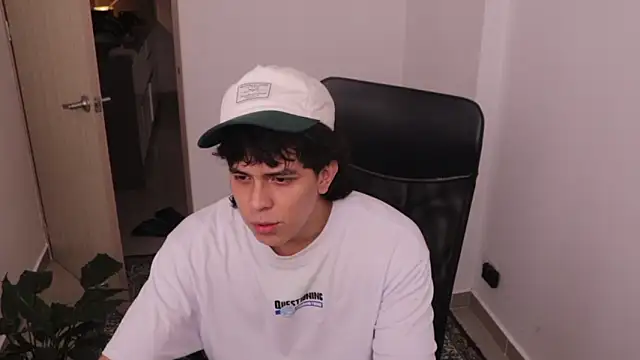 Snapshot of Tony_Hoffa chatting on February 12, 2026, 6:18 pm Tony Hoffa online show from February 12, 2026, 6:18 pm