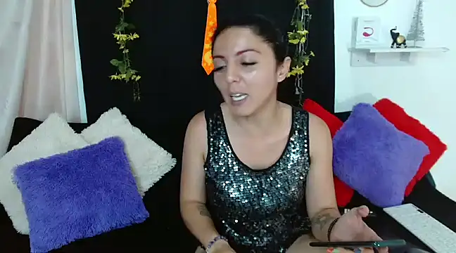 Snapshot of DominarixFoxy chatting on February 28, 2025, 1:05 am DominarixFoxy online show from February 28, 2025, 1:05 am