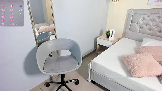 escarleth   online show from July 6, 2026, 1:29 pm