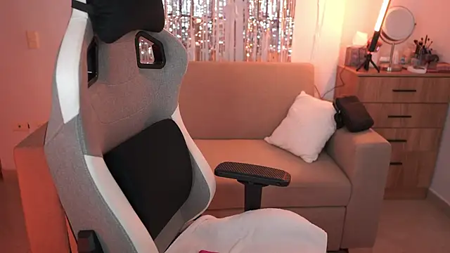 anyacutex online show from January 7, 2026, 7:52 pm