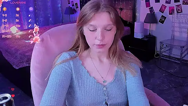 Snapshot of KarambaMoon chatting on July 5, 2026, 8:59 pm KarambaMoon online show from July 5, 2026, 8:59 pm