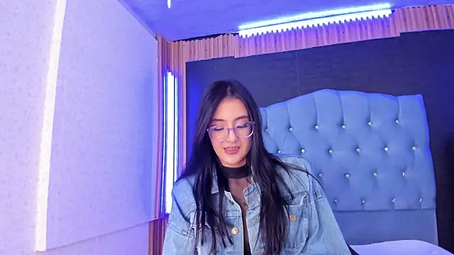 Snapshot of Princess_Violett chatting on February 27, 2025, 8:53 pm Princess Violett online show from February 27, 2025, 8:53 pm