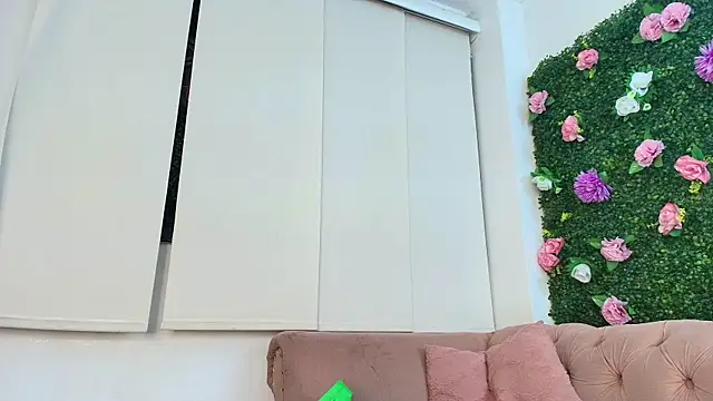 Snapshot of natalia_aguirre1 chatting on September 24, 2025, 12:11 pm natalia aguirre1 online show from September 24, 2025, 12:11 pm