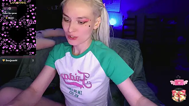Snapshot of mischellemeow13 chatting on May 8, 2026, 10:46 pm mischellemeow13 online show from May 8, 2026, 10:46 pm