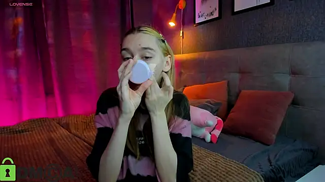 Lesi Moonie01 online show from October 19, 2025, 7:00 am