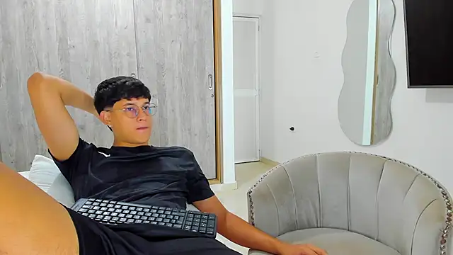 Snapshot of kittyandrick chatting on December 4, 2024, 7:22 am kittyandrick online show from December 4, 2024, 7:22 am