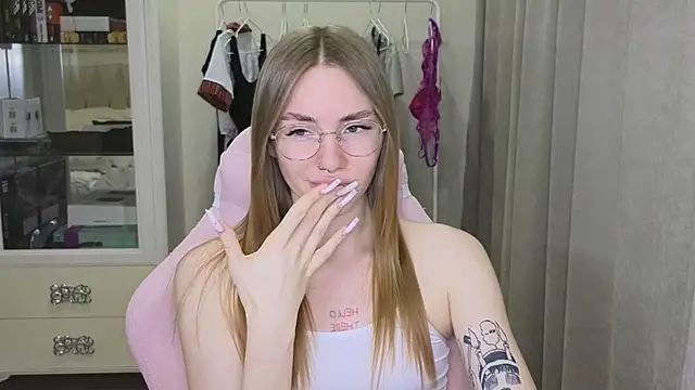 Snapshot of littlevildevil chatting on January 28, 2025, 2:21 pm littlevildevil online show from January 28, 2025, 2:21 pm