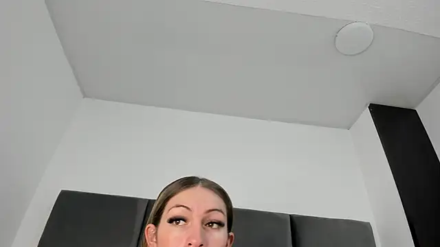 Lizz Luna online show from November 10, 2025, 9:53 pm