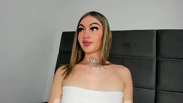 Lizz Luna online show from October 28, 2025, 1:32 pm