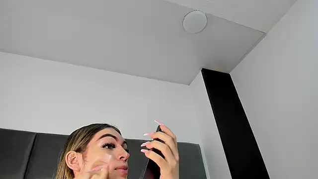 Lizz Luna online show from October 30, 2025, 3:20 pm