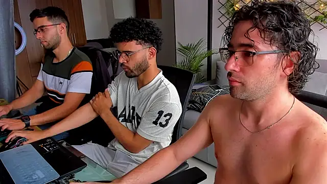 crisandrews online show from March 17, 2025, 4:11 pm