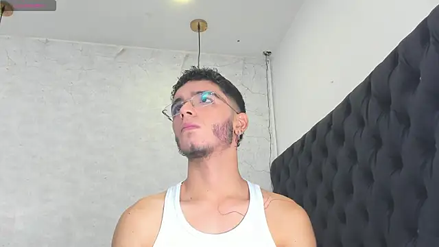 Snapshot of Ian_Castillo_ chatting on February 13, 2025, 11:17 am Ian Castillo online show from February 13, 2025, 11:17 am