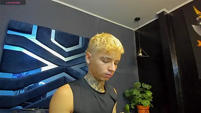 Snapshot of Ian_Castillo_ chatting on January 19, 2026, 11:25 am Ian Castillo online show from January 19, 2026, 11:25 am